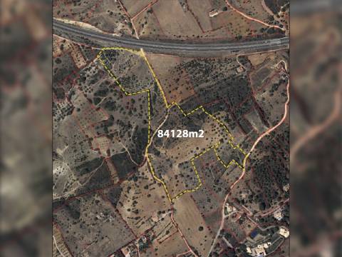 EXCLUSIVO! Amplo terreno com ruínas e vistas deslumbrantes para a Serra de Monchique!