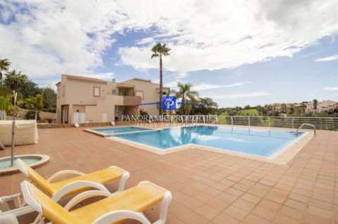 Elegante e moderno apartamento de dois quartos situado dentro de um resort