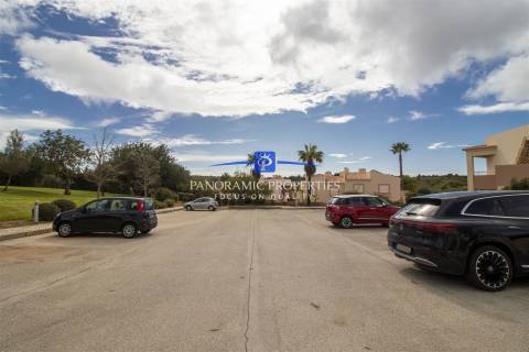 Elegante e moderno apartamento de dois quartos situado dentro de um resort