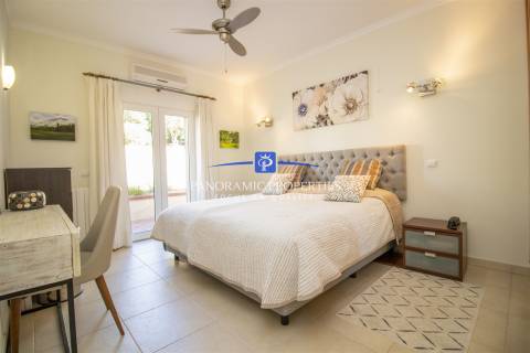 Elegante e moderno apartamento de dois quartos situado dentro de um resort