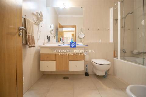 Elegante e moderno apartamento de dois quartos situado dentro de um resort