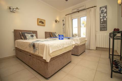 Elegante e moderno apartamento de dois quartos situado dentro de um resort