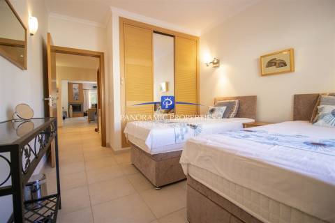 Elegante e moderno apartamento de dois quartos situado dentro de um resort