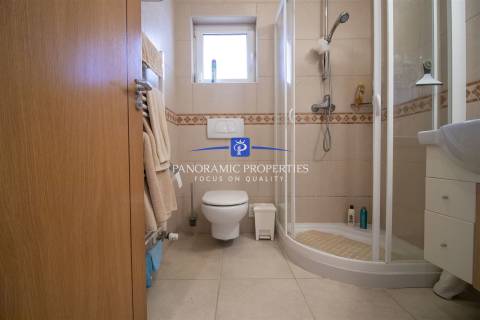 Elegante e moderno apartamento de dois quartos situado dentro de um resort