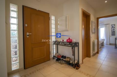 Elegante e moderno apartamento de dois quartos situado dentro de um resort