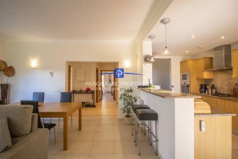 Elegante e moderno apartamento de dois quartos situado dentro de um resort