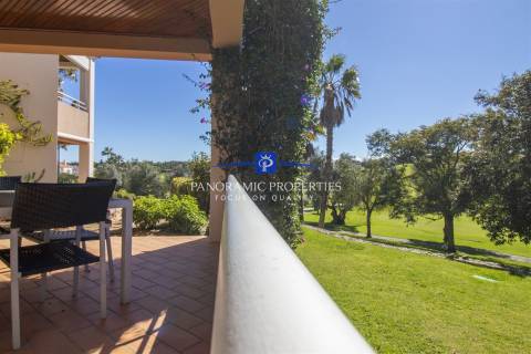 Elegante e moderno apartamento de dois quartos situado dentro de um resort