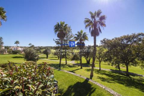 Elegante e moderno apartamento de dois quartos situado dentro de um resort