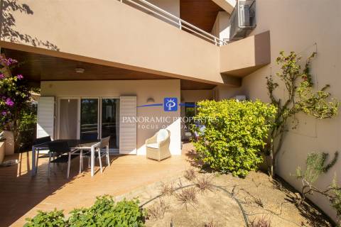 Elegante e moderno apartamento de dois quartos situado dentro de um resort