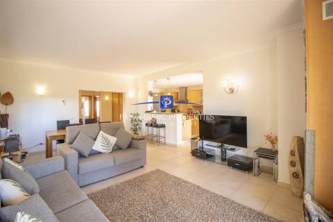 Elegante e moderno apartamento de dois quartos situado dentro de um resort