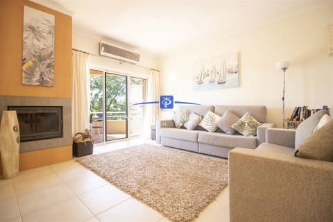 Elegante e moderno apartamento de dois quartos situado dentro de um resort