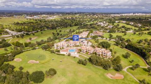 Elegante e moderno apartamento de dois quartos situado dentro de um resort