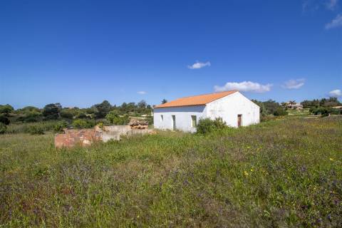 EXCLUSIVO! Oportunidade excepcional para criar a moradia dos seus sonhos.