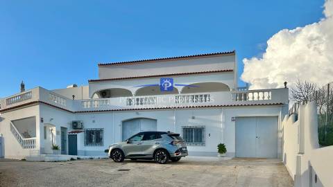 Moradia T3+, com Enorme Piso Inferior Renovado para Atividades Polivalentes, Lagos