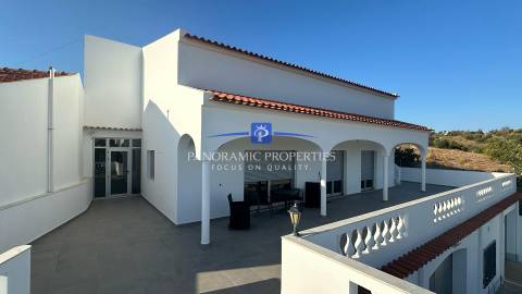 Moradia T3+, com Enorme Piso Inferior Renovado para Atividades Polivalentes, Lagos