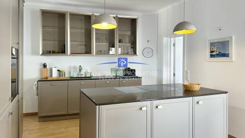 Moradia T3+, com Enorme Piso Inferior Renovado para Atividades Polivalentes, Lagos