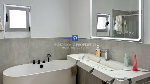 Moradia T3+, com Enorme Piso Inferior Renovado para Atividades Polivalentes, Lagos