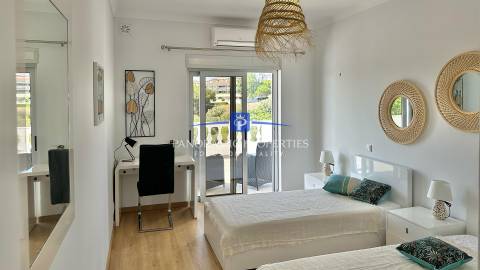 Moradia T3+, com Enorme Piso Inferior Renovado para Atividades Polivalentes, Lagos