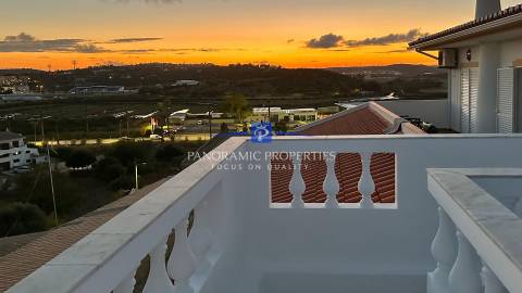 Moradia T3+, com Enorme Piso Inferior Renovado para Atividades Polivalentes, Lagos