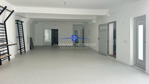 Moradia T3+, com Enorme Piso Inferior Renovado para Atividades Polivalentes, Lagos