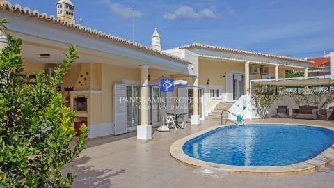 Moderna villa de 4 quartos com piscina e garagem em urbanização tranquila perto de Lagos