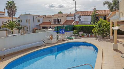 Moderna villa de 4 quartos com piscina e garagem em urbanização tranquila perto de Lagos