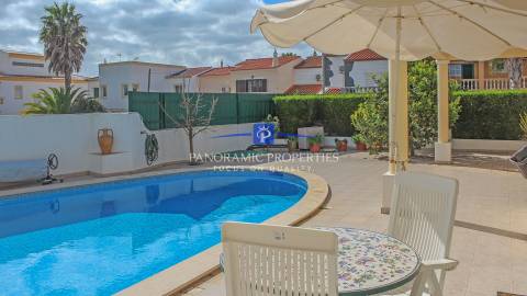 Moderna villa de 4 quartos com piscina e garagem em urbanização tranquila perto de Lagos