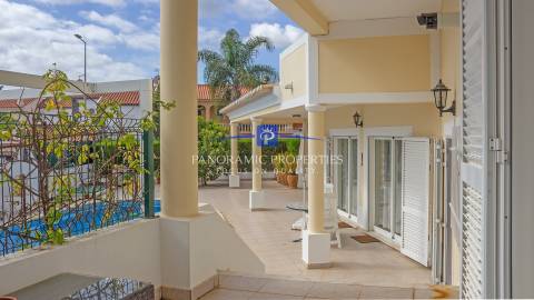 Moderna villa de 4 quartos com piscina e garagem em urbanização tranquila perto de Lagos