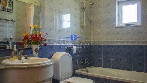 Moderna villa de 4 quartos com piscina e garagem em urbanização tranquila perto de Lagos