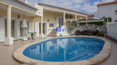 Moderna villa de 4 quartos com piscina e garagem em urbanização tranquila perto de Lagos