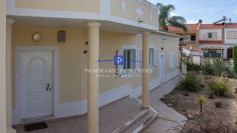Moderna villa de 4 quartos com piscina e garagem em urbanização tranquila perto de Lagos