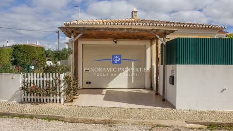 Moderna villa de 4 quartos com piscina e garagem em urbanização tranquila perto de Lagos