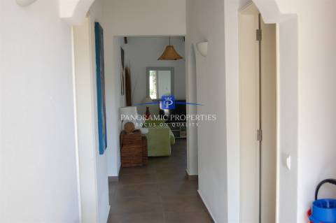 Elegante bungalow de 3 quartos localizado no prestigiado e sempre popular resort Rocha Brava.