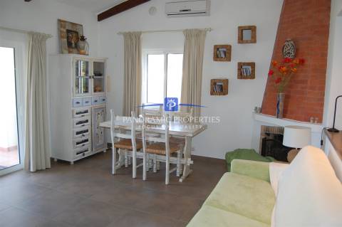 Elegante bungalow de 3 quartos localizado no prestigiado e sempre popular resort Rocha Brava.