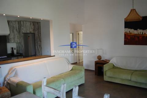 Elegante bungalow de 3 quartos localizado no prestigiado e sempre popular resort Rocha Brava.