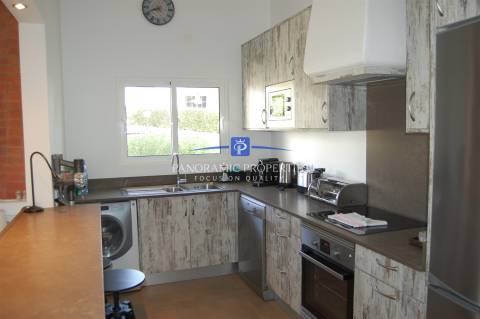 Elegante bungalow de 3 quartos localizado no prestigiado e sempre popular resort Rocha Brava.