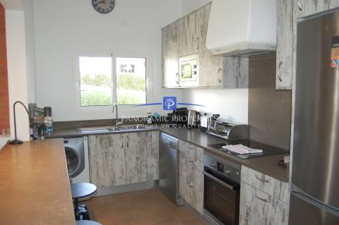 Elegante bungalow de 3 quartos localizado no prestigiado e sempre popular resort Rocha Brava.