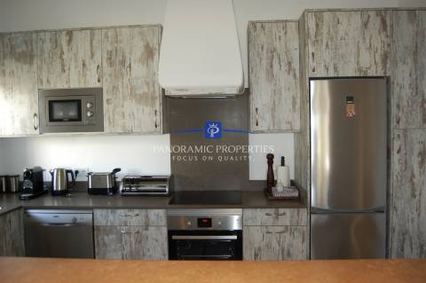 Elegante bungalow de 3 quartos localizado no prestigiado e sempre popular resort Rocha Brava.