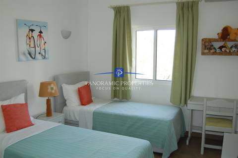 Elegante bungalow de 3 quartos localizado no prestigiado e sempre popular resort Rocha Brava.