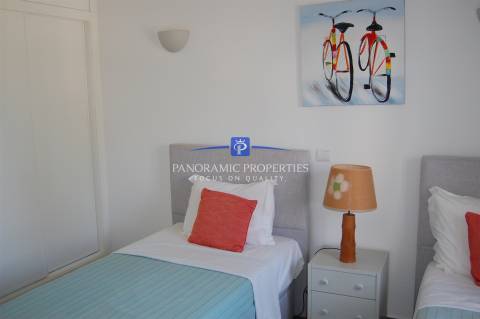 Elegante bungalow de 3 quartos localizado no prestigiado e sempre popular resort Rocha Brava.