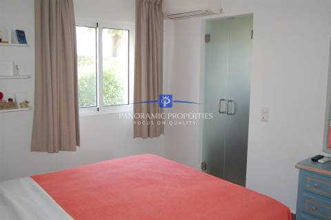 Elegante bungalow de 3 quartos localizado no prestigiado e sempre popular resort Rocha Brava.