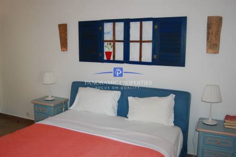 Elegante bungalow de 3 quartos localizado no prestigiado e sempre popular resort Rocha Brava.