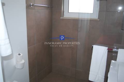 Elegante bungalow de 3 quartos localizado no prestigiado e sempre popular resort Rocha Brava.