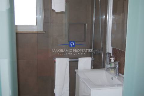 Elegante bungalow de 3 quartos localizado no prestigiado e sempre popular resort Rocha Brava.