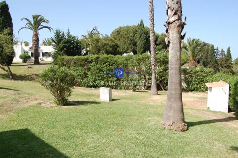 Elegante bungalow de 3 quartos localizado no prestigiado e sempre popular resort Rocha Brava.