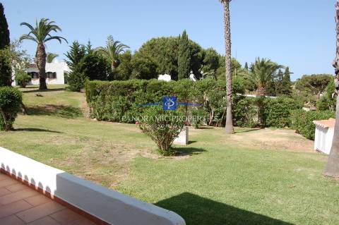 Elegante bungalow de 3 quartos localizado no prestigiado e sempre popular resort Rocha Brava.