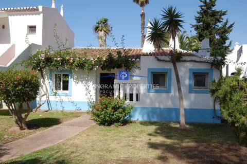 Elegante bungalow de 3 quartos localizado no prestigiado e sempre popular resort Rocha Brava.