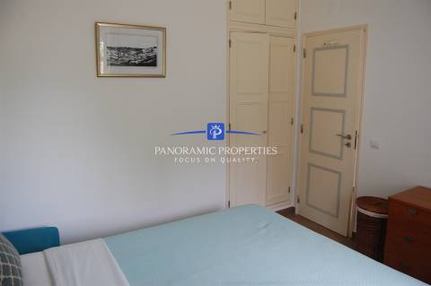 Elegante bungalow de 3 quartos localizado no prestigiado e sempre popular resort Rocha Brava.