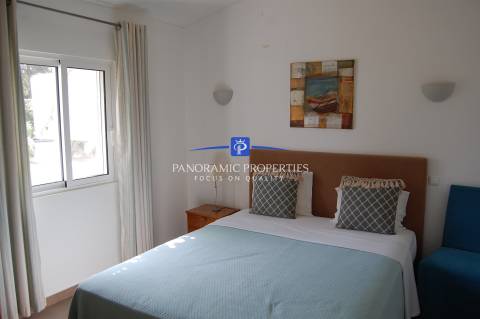 Elegante bungalow de 3 quartos localizado no prestigiado e sempre popular resort Rocha Brava.