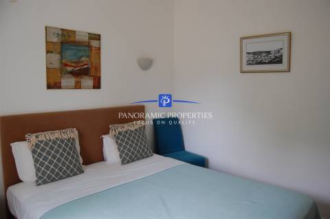 Elegante bungalow de 3 quartos localizado no prestigiado e sempre popular resort Rocha Brava.